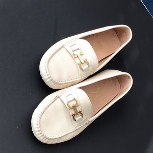 FERRAGAMO cream leather pumps made in Italy